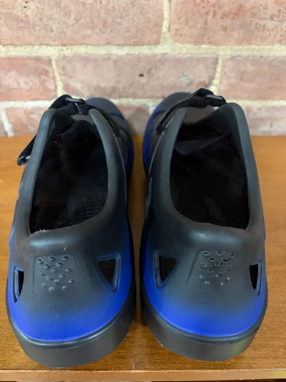 OOFOS OOcandoo Sandals in black/blue ombré size M11/W13 unisex hook & loop strap